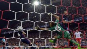 Oblak no puede detener el disparo de Gait&aacute;n en el encuentro de Champions. 