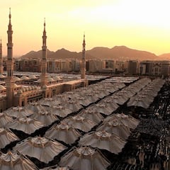 No solo Almeida en Sol: el megaproyecto de Arabia Saudí para combatir el calor con paraguas gigantes