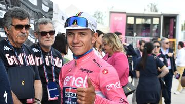 Remco Evenepoel, en la segunda etapa del Giro de Italia, con la maglia rosa.