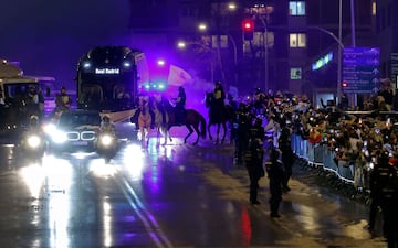 Bufandas al aire, el humo de las bengalas y el autobs del Real Madrid y el del Atltico avanzan entre la niebla... Las aficiones recibieron de esta manera a sus  equipos.