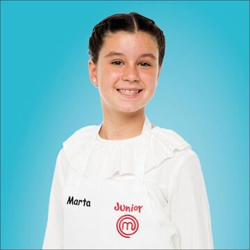 Marta comenz¨® a cocinar de pinche con 4 a?os, y ya a los 6 lo har¨ªa sola. El plato que reconoce m¨¢s le ha costado es el gazpacho de remolacha con anchoas y lascas de queso. Su favorito, los espagueti carbonara. A Marta le gustar¨ªa que una de las pruebas consistiese en comerse sus platos. Su aspirante favorita es Paula Al¨®s.