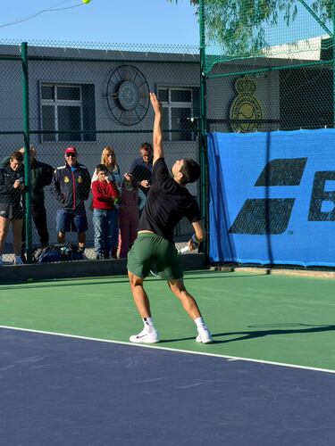 El tenista español sigue su preparación para el Open de Australia y esta vez lo ha hecho en su tierra junto a Pedro Martínez. La sesión, abierta al público, congregó a numerosos aficionados que no quisieron perderse la oportunidad de ver en acción a su ídolo en plena pretemporada.