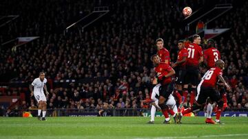 El Manchester United y el PSG en el partido de Champions en Old Trafford. 