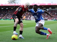 Soccer Football - Premier League - AFC Bournemouth v Sunderland - Vitality Stadium, Bournemouth, Britain - February 28, 2026 AFC Bournemouth's Alex Jimenez in action with Sunderland's Habib Diarra REUTERS/Ian Walton EDITORIAL USE ONLY. NO USE WITH UNAUTHORIZED AUDIO, VIDEO, DATA, FIXTURE LISTS, CLUB/LEAGUE LOGOS OR 'LIVE' SERVICES. ONLINE IN-MATCH USE LIMITED TO 120 IMAGES, NO VIDEO EMULATION. NO USE IN BETTING, GAMES OR SINGLE CLUB/LEAGUE/PLAYER PUBLICATIONS. PLEASE CONTACT YOUR ACCOUNT REPRESENTATIVE FOR FURTHER DETAILS..