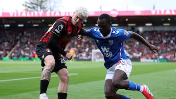 Soccer Football - Premier League - AFC Bournemouth v Sunderland - Vitality Stadium, Bournemouth, Britain - February 28, 2026 AFC Bournemouth's Alex Jimenez in action with Sunderland's Habib Diarra REUTERS/Ian Walton EDITORIAL USE ONLY. NO USE WITH UNAUTHORIZED AUDIO, VIDEO, DATA, FIXTURE LISTS, CLUB/LEAGUE LOGOS OR 'LIVE' SERVICES. ONLINE IN-MATCH USE LIMITED TO 120 IMAGES, NO VIDEO EMULATION. NO USE IN BETTING, GAMES OR SINGLE CLUB/LEAGUE/PLAYER PUBLICATIONS. PLEASE CONTACT YOUR ACCOUNT REPRESENTATIVE FOR FURTHER DETAILS..
