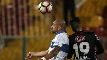 Futbol, Palestino vs Universidad Catolica
 Novena fecha, cmapeonato de clausura 2016/17
 El jugador de Universidad Catolica Santiago Silva, centro, disputa el balon con Ezequiel Luna de Palestino durante el partido de primera division en el estadio Santa 