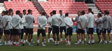 Luis Enrique con el grupo de jugadores.