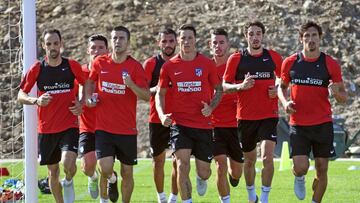 GRA110. LOS ANGELES DE SAN RAFAEL (SEGOVIA), 10/07/2017.- Los jugadores del Atlético de Madrid durante el entrenamiento de pretemporada llevado a cabo hoy en el campo de fútbol de Los Ángeles de San Rafael (Segovia). EFE/PABLO MARTIN