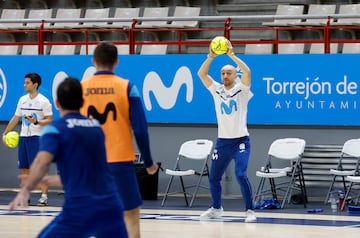 Alberto Riquer, el entrenador del Movistar Inter, realizando saques de banda para que sus jugadores ataquen y defiendan 