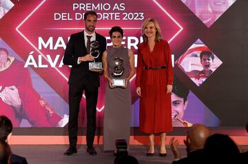 Álvaro Martín y María Pérez, cuatro oros entre ambos en los Mundial de Budapes, posan con el trofoe en sus manos junto a Pilar Alegría, Ministra de Educación y formación Profesional de España.