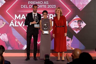 Álvaro Martín y María Pérez, cuatro oros entre ambos en los Mundial de Budapes, posan con el trofoe en sus manos junto a Pilar Alegría, Ministra de Educación y formación Profesional de España.