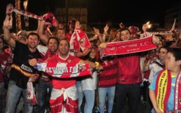 Los aficionados sevillistas celebraron el pase a la final en la Puerta de Jerez.