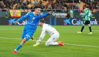 0-5. Thiago Almada celebra el tanto.