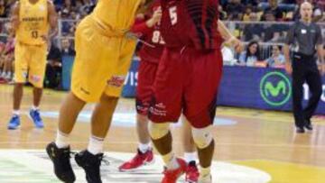 Kevin Pangos deja una bandeja ante Henry.