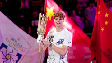 Jannik Sinner, con el trofeo de campeón del Shanghai Masters.