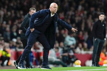 El Liverpool FC ha fichado a Arne Slott en el verano de 2024, firmando un contrato de tres años con el club inglés, con un salario anual de 8 millones más bonus. Después de casi una década con Klopp en el banquillo de Anfield, el Liverpool fichó a Arne Slott en verano, quien elevó el nivel de juego del Feyenoord al ganar la Eredivisie en 2023 y la Copa de Holanda en 2024.