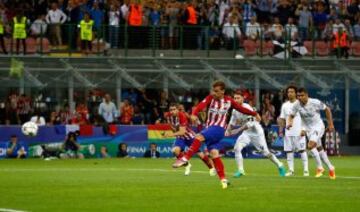 Griezmann lanza el penalti. 