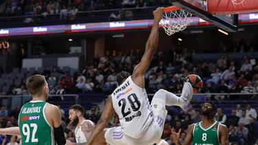 Guerschon Yabusele machaca la canasta del Zalgiris durante el encuentro correspondiente a la fase regular de la EuroLiga disputado en el WiZink Center, en Madrid.