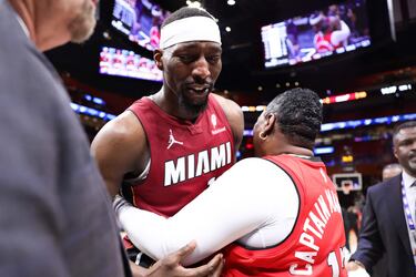 Bam Adebayo abraza a su mamá tras conseguir 83 puntos ante los Washington Wizards en el Kaseya Center de Miami.