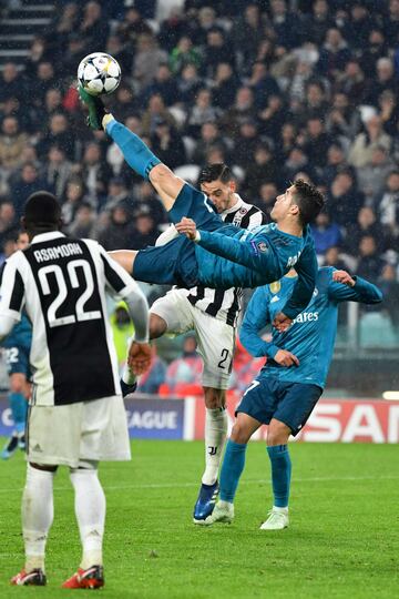 Cristiano y la chilena de Tur¨ªn.
Lo buscaba y lo encontr¨® en el Juventus Stadium y ante una leyenda: Buffon. Cristiano logr¨® su primer gol de chilena elev¨¢ndose para superar a De Sciglio y enganchar el bal¨®n a 2,23 metros de altura. Hasta los tifosi se pusieron en pie...