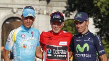 El caj&oacute;n de 2013: Horner, escoltado por Nibali y Valverde.