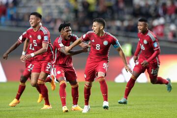 Con goles de Óscar Cortes y Gustavo Puerta, el equipo nacional logró darle la vuelta al marcador para iniciar la Copa del mundo con un triunfo.