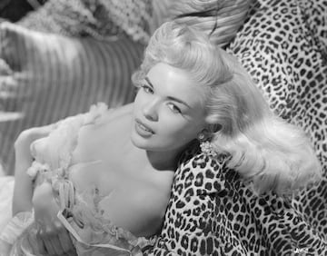 Mansfield tuvo una carrera corta pero bastante exitosa, llegando a ser comparada con Marilyn Monroe por su rubio platino y su voluptuosidad. En 1967 iba en coche con su chófer, su última pareja (los tres en el asiento delantero) y tres de sus hijos cuando tuvieron un terrible choque frontal con un camión. Los adultos fallecieron en el acto y tuvo una macabra leyenda y un efecto inesperado. La leyenda dice que Mansfield fue decapitada, cuando en realidad el brutal choque hizo que su peluca saltara por los aires. El efecto: el organismo regulador de la seguridad vial obligó a instalar desde ese accidente una barra parachoques en la parte inferior de los remolques de tractor. Todavía hoy es conocida como 'la barra Mansfield'.