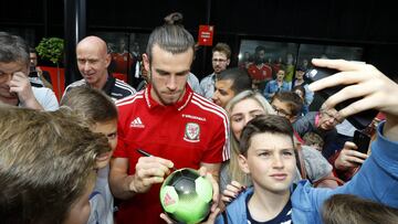 04/07/16 ENTREVISTA GARETH BALE JUGADOR SELECCION GALES EUROCOPA 2016 
 FIRMA AUTOGRAFOS SEGUIDORES 