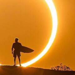 Italo Ferreira protagoniza la foto más increíble del eclipse solar