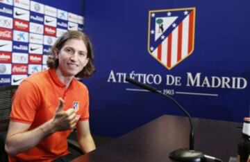 El lateral brasileño Filipe Luis, durante la rueda de prensa que ofreció en el estadio Vicente Calderón, después de llegar traspasado del Chelsea al Atlético de Madrid.