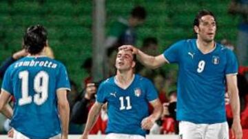 <b>PAREJA DE MODA. </b>Di Natale, izq., es felicitado por Luca Toni.