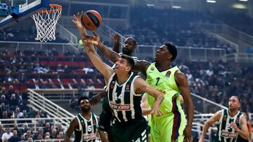 EPA1451. ATENAS (GRECIA), 21/11/2018.- El jugador Kostas Mitoglou (i) de Panathinaikos BC en acción ante Kevin Seraphin (d) de Barcelona hoy, durante un juego de la Euroliga entre Panathinaikos BC y Barcelona Lassa en Atenas (Grecia). EFE/GEORGIA PANAGOPOULOU