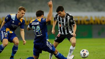 Brazil's Atletico Mineiro Argentine Ignacio Fernandez (R) and Argentina's Boca Juniors Carlos Izquierdoz vie for the ball during their Copa Libertadores Copa Libertadores round of 16 second leg football match at the Minerao Stadium in Belo Horizonte, Brazil on July 20, 2021. (Photo by BRUNA PRADO / POOL / AFP)