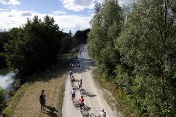 Los corredores durante el tramo de tierra de Saint Parres aux Tertres, el último de la etapa.