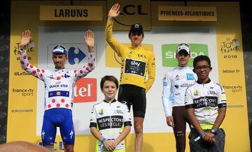 En el podio: Julian Alaphilippe, Geraint Thomas y Roger Latour.