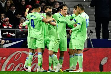 Los jugadores del Getafe celebran el 1-1 de Enes Ünal al Atlético de Madrid. 