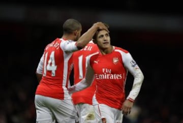 Alexis Sánchez celebra el gol de Theo Walcott en Arsenal. 