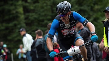 Carlos Coloma compite en una prueba de MTB con el maillot del Primaflor.