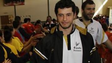 <b>CON LA CANTERA. </b>Alberto Entrerríos saluda a jóvenes de distintos clubes de Lanzarote.