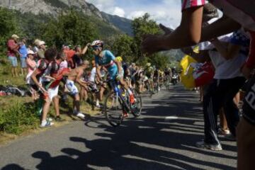 Nibali comanda el grupo del líder en la subida a Montvernier.