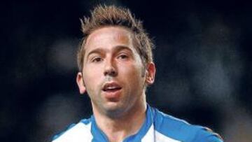 <b>UNO DE SUS 126 GOLES. </b>Raúl presume de escudi perico después de marcar.