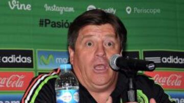 Miguel Herrera sigue metido en problemas.