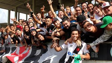 Paulinho celebra un triunfo con la afici&oacute;n de Vasco da Gama.