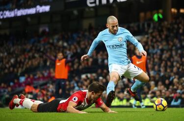 David Silva signs a one-year contract extension at City