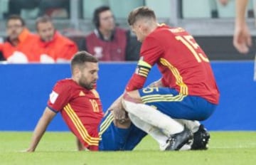 Sergio Ramos consuela a Jordi Alba que se lesionó en el partido contra Italia en Turín del pasado mes de octubre.