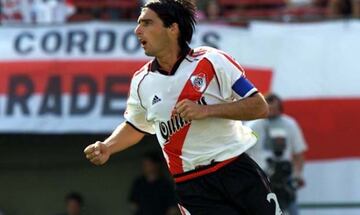 Obtuvo un total de 21 rojas, fue expulsado por 17 ¨¢rbitros distintos y es el jugador m¨¢s expulsado en la historia del f¨²tbol argentino.