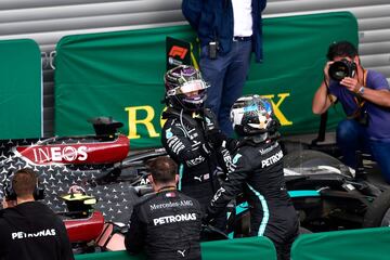 El piloto británico de Mercedes, Lewis Hamilton, es felicitado por el piloto finlandés de Mercedes, Valtteri Bottas