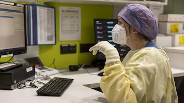 A nurse checks a patient&#039;s data on a computer in the ward at the main city hospital during the coronavirus pandemic on January 01, 2022 in Innsbruck, Austria. 