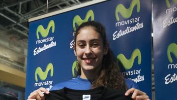 María Conde, jugadora del Movistar Estudiantes, con la camiseta conmemorativa.