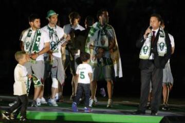 El equipo festeja el ascenso.